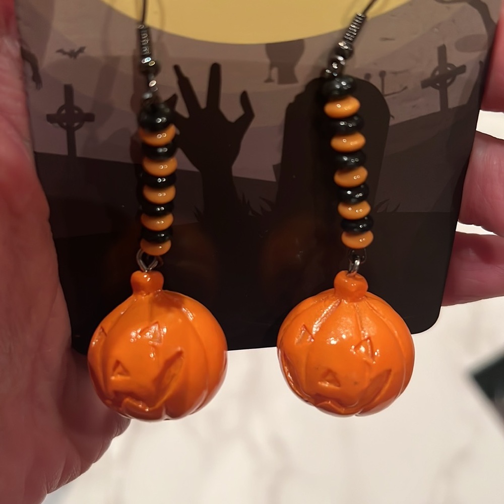 NWT Beaded dangling enamel jack-o-lantern pumpkin earrings